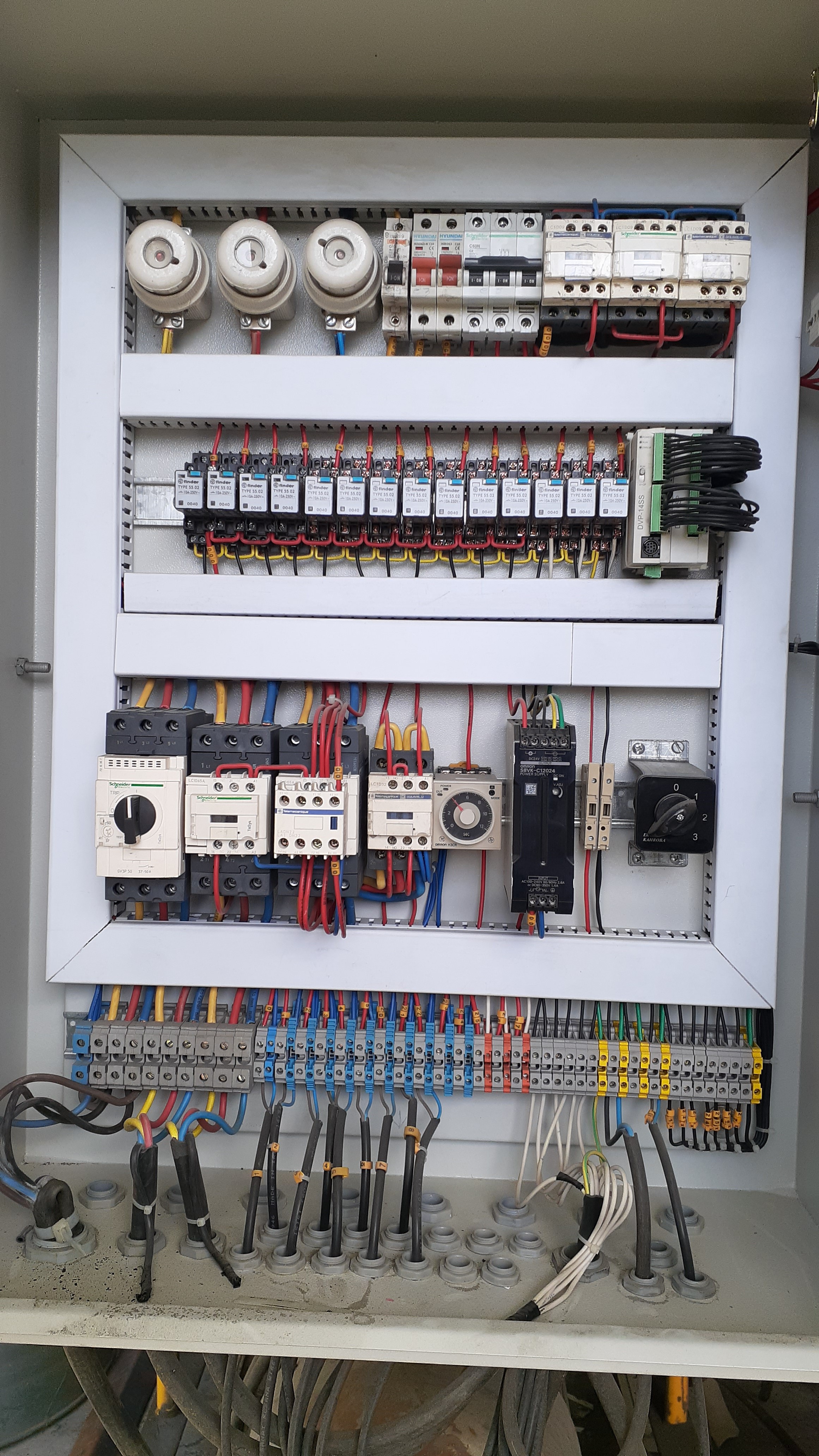 تعمیر و  رفع عیب  دستگاههای صنعتی شامل PLC  و مدار معمولی  و دستگاه جوش CO2  و راه اندازی و رفع عیب جرثقیل سقفی در کاشان ، اران و بیدگل و حومه ...